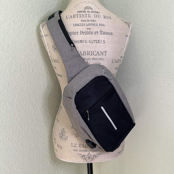 NWOT Sling Shoulder Backpack with USB Charging Port - Picture 4 of 10